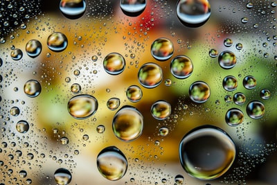 玻璃窗上的水滴